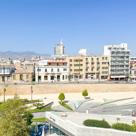 Phaedrus Living: Plateia Brillante Apartment *